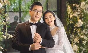Ca sĩ Hà Thanh Xuân, vợ mới của 'vua cá Koi' liên tục có hành động lạ sau đám cưới ồn ào