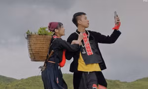 "Đi Giữa Trời Rực Rỡ" dù vướng tranh cãi vẫn ghi điểm nhờ nội dung hài hước