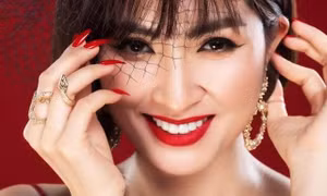 Bị lừa tình tống tiền bằng clip 'nóng', ca nữ 'sexy' từng tự tử hóa bà mẹ đơn thân đắt giá