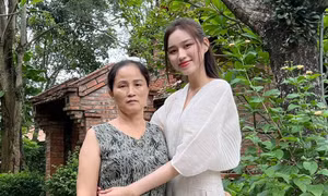 Hoa hậu Đỗ Thị Hà khoe ảnh bên mẹ nhưng netizen lại chú ý đến một thứ khác