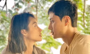 Thanh Sơn - Khả Ngân cùng lộ hành động "khả nghi" trong clip hậu trường "11 Tháng 5 Ngày"