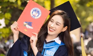 Cách Hoa hậu Đỗ Thị Hà tốt nghiệp đại học đúng hạn dù lịch trình vô cùng bận rộn