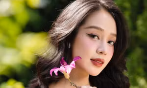 Hoa hậu Thanh Thủy ứng xử khéo léo khi gặp sự cố bất ngờ trên thảm đỏ