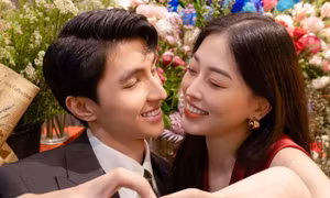 Bạn có phát hiện chi tiết sai sai trong bức ảnh cầu hôn của Bình An - Phương Nga?