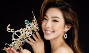 Miss Grand 2021 Thùy Tiên ứng biến hài hước khi bị "bóc phốt" trang phục trên livestream