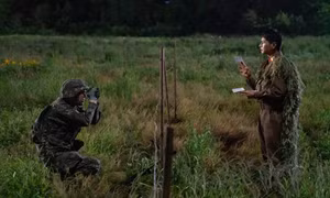 Phì cười với màn 'hoán thân đổi phận' của hai anh lính Hàn Quốc - Triều Tiên ở 'Bỗng dưng trúng số'