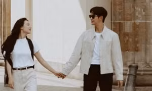 Queen of Tears: Xuất xứ động trời của bức ảnh Kim Soo Hyun nắm tay Kim Ji Won