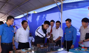 Học sinh trình bày sáng kiến tại chương trình.