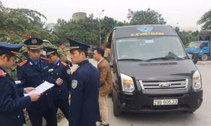 Xe hợp đồng dạng Limousin bắt, trả khách và bị xử lý trên đường Hà Nội. Ảnh: A.Trong