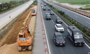 'Thót tim' với xe công trường trên tuyến cao tốc Cầu Giẽ - Ninh Bình