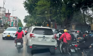 Xe hợp đồng dừng đón khách giờ cao điểm, giao thông tại phố Lê Duẩn ùn tắc