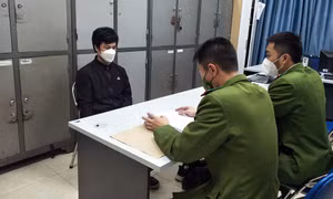 Đối tượng Chức (áo đen).