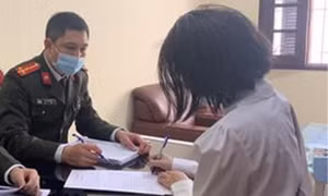 Công an làm việc với chị T. Ảnh Công an cung cấp.