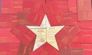 Chiến sĩ cảnh sát tạo trend "vẽ" cờ Tổ quốc bằng giấy chứng nhận hiến máu