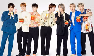 Hợp tác với BTS nhưng hãng đồ ăn nhanh này lại lấy nhầm ảnh nhóm nhạc đối thủ để in poster