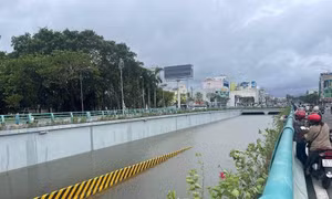 Đà Nẵng: Nữ sinh 16 tuổi bị nước cuốn, nhiều tuyến đường vẫn còn ngập nặng