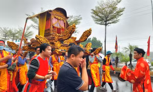 Hàng nghìn người dân dự lễ rước ở hội Lim giữa trời mưa rét