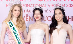 Đương kim Hoa hậu Quốc tế dự buổi trao sash cho Phương Nhi