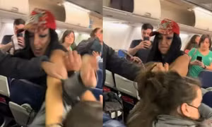 Khách nữ gây náo loạn, bị còng tay áp giải rời máy bay