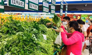 Tâm lý tích trữ hàng hóa của người dân khiến giá lương thực, thực phẩm tăng. ảnh minh họa 