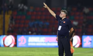 HLV Troussier trên đường biên chỉ đạo U22 Việt Nam ở trận đấu với U22 Lào (ảnh Hữu Phạm)