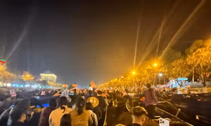 Chùa Hương đông nghịt khách, tắc nghẽn trước ngày khai hội