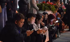 Lướt điện thoại, trắng đêm chờ lấy ấn đền Trần