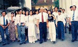 Sinh viên Đại học Kiến trúc, các tác giả Hội bút Hương Đầu Mùa và cán bộ, phóng viên báo SVVN-HHT được Thủ tướng Võ Văn Kiệt gặp mặt năm 1996 (Nhà báo Nguyễn Như Mai ngoài cùng bên trái) ảnh: Tư liệu