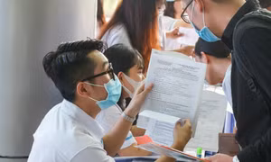 Thí sinh tham gia tư vấn, nộp hồ sơ tại 1 trường đại học ở TPHCM