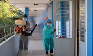 Trường THPT Nguyễn Du, quận 10, TPHCM khử khuẩn trường lớp hôm ngày 2/5 trước khi đón học sinh trở lại trường sau kỳ nghỉ lễ