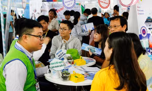 Thí sinh đang nghe tư vấn tuyển sinh từ các chuyên gia