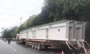 Ô tô đầu kéo chở dầm cầu dài gần 23 mét ‘diễu phố’ tại Huế