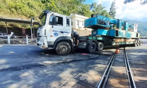 Xe đầu kéo mắc kẹt dưới chân đèo Hải Vân, nhiều đoàn tàu hỏa phải dừng chờ