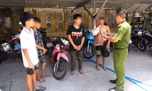 Nhóm thiếu niên dùng xe máy trộm cắp 'kẹp 4' tông thẳng vào CSGT