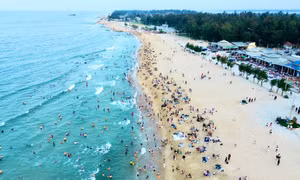 Bãi biển bị bão phá tan hoang nay đẹp không tưởng, đông nghịt du khách 