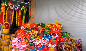 Đầu lân chất đống, treo la liệt ít người hỏi mua tại một cửa hàng trên phố Trần Hưng Đạo, Huế