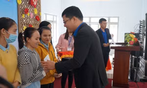 Chia sẻ Tết với thanh niên công nhân có hoàn cảnh khó khăn