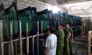 Phá đường dây sản xuất, buôn bán kính xe ô tô giả nhãn hiệu nổi tiếng