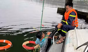 Công an Huế kịp thời cứu người đàn ông nhảy sông Hương tự tử