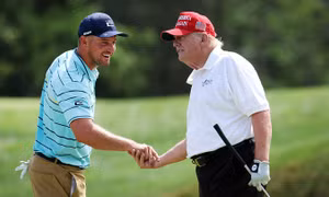 DeChambeau chơi golf với ông Trump tại Trump National Golf Club Bedminster, New Jersey vào ngày 28/7/2022.