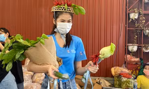 Á hậu Ngọc Thảo 'ngã ngửa' khi nhận bánh sinh nhật làm bằng... rau