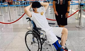 Karik nẹp chân ngồi xe lăn sau sự cố sân khấu, hứa vẫn có mặt ở concert "Rap Việt"