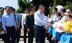 Tổng Bí thư, Chủ tịch nước thăm đảo Cồn Cỏ