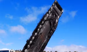 Mảnh vỡ khổng lồ gần 3m rơi trên cánh đồng Úc, nghi là tàu vũ trụ SpaceX của tỷ phú Elon Musk