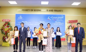3 thủ khoa trường ĐH Kinh tế Tài chính TP. HCM nhận học bổng 100%