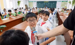 Teen Ams mở lớp học dạy "hậu bối" bảo vệ sức khỏe bản thân khỏi "cám dỗ"