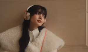 Lisa BLACKPINK phát quà X'Mas ngập sự xinh đẹp, lập kỷ lục chưa từng có tại K-Pop