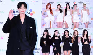 Thảm đỏ MAMA 2023: Dàn idol nam như tổng tài, LE SSERAFIM "keo mận" tựa công chúa tuyết