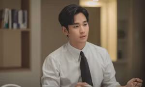 Knet bảo vệ Kim Soo Hyun sau thông tin anh vắng mặt ở đám cưới của bố ruột
