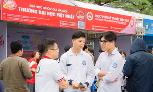 Teen THPT chuyên Thái Bình háo hức tham gia ngày hội tư vấn tuyển sinh bất chấp trời mưa